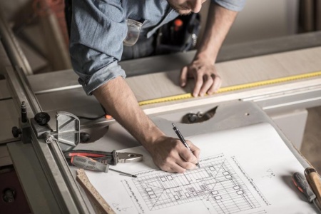 Les avantages de faire appel à un artisan construction bois qualifié